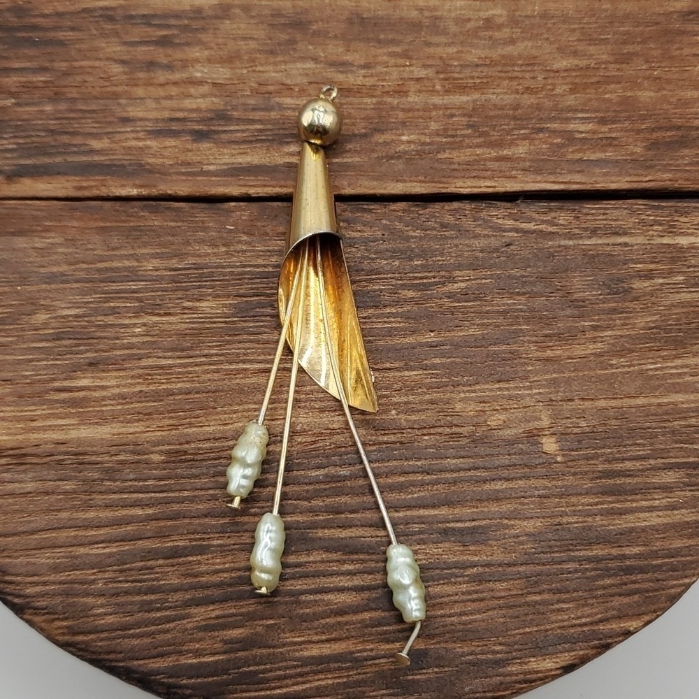 Tulip horn floating pearl pendant‎